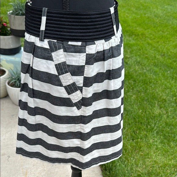 Forever 21 Black and White Mini Skirt - Picture 2 of 3